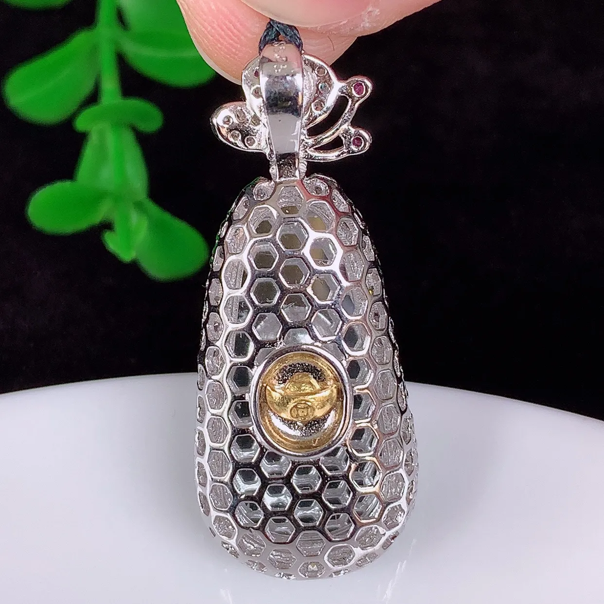 自然光实拍，冰透满绿翡翠925银镶嵌福瓜吊坠，自然光实拍，翠色灵动，颜色漂亮，种老水足，品相佳，佩戴佳品！#97.10整体35.5*14.6*7裸石24*12