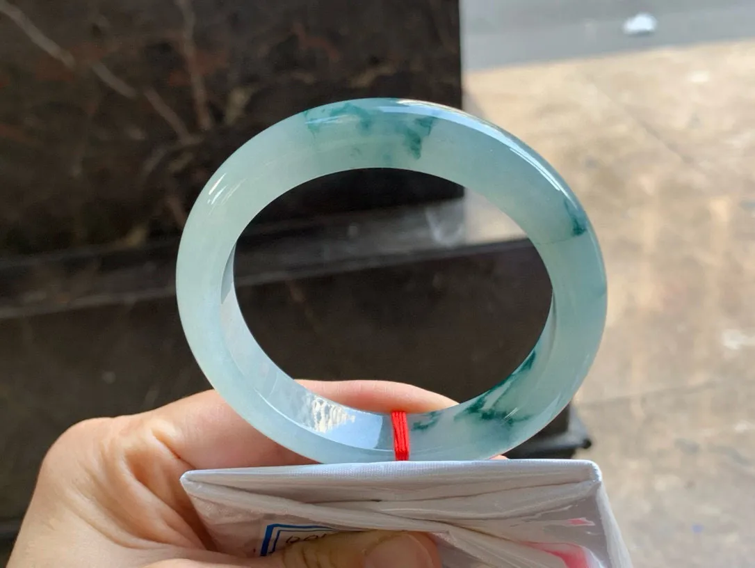 尺寸57.1/12.5/8.7，冰飘花手镯
水润细腻