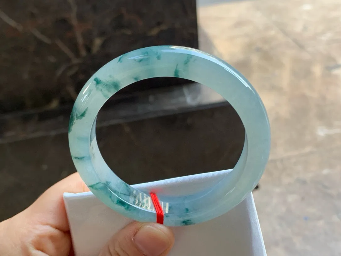 尺寸57.1/12.5/8.7，冰飘花手镯
水润细腻