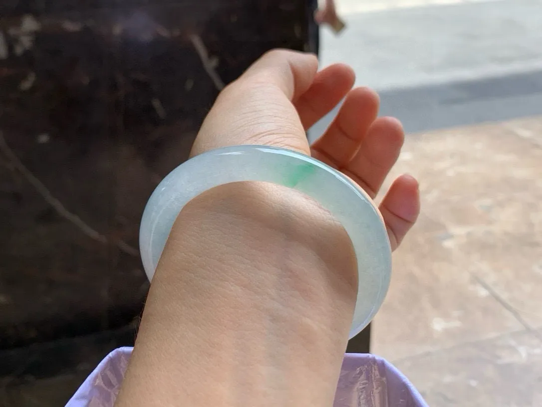 尺寸54.1/8.9/9.3，冰圆条手镯
冰透水润细腻 一抹绿
