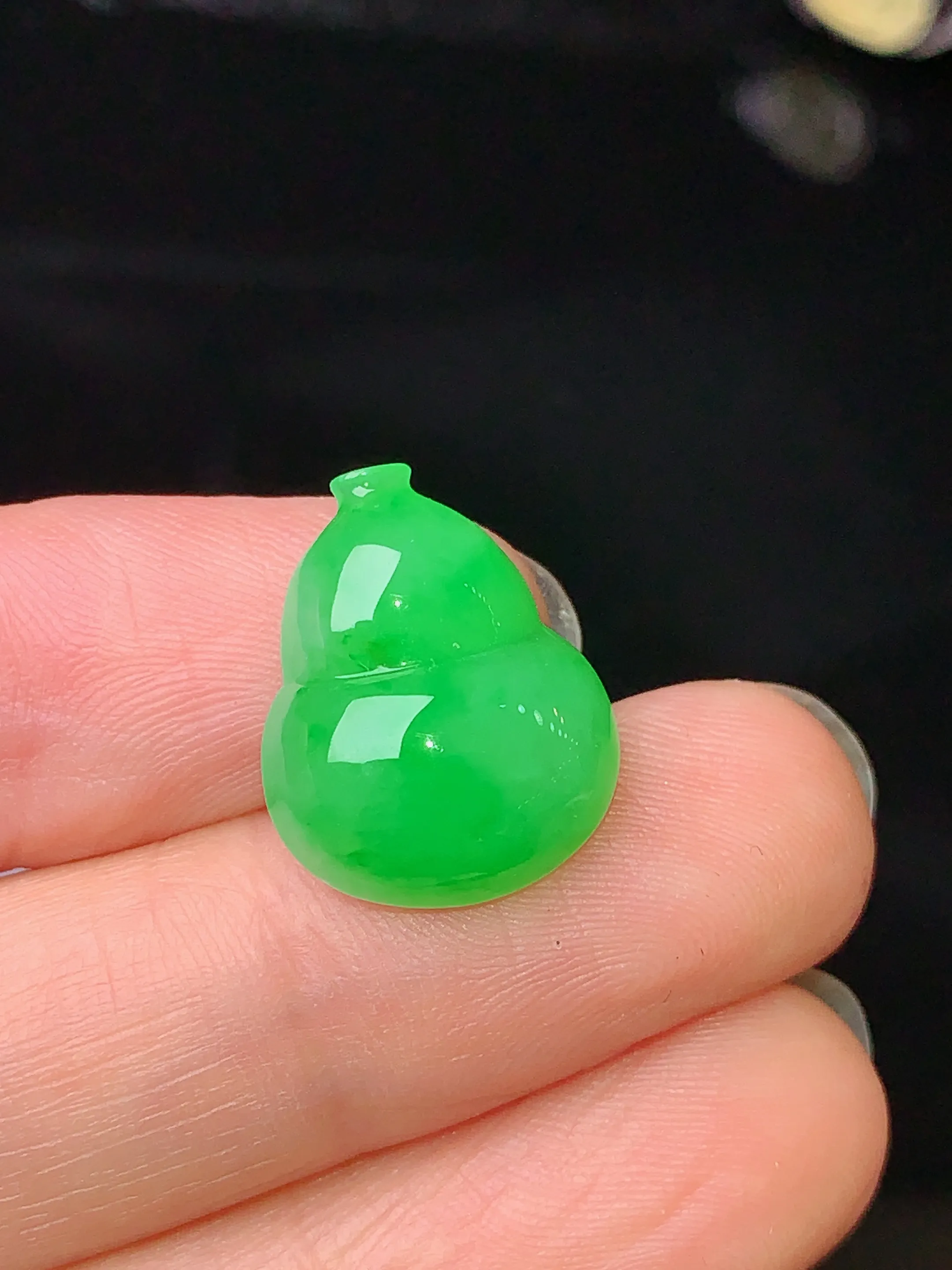 镶嵌款 翠绿葫芦吊坠 玉质细腻 色泽清新艳丽 整体尺寸17*13.8*6