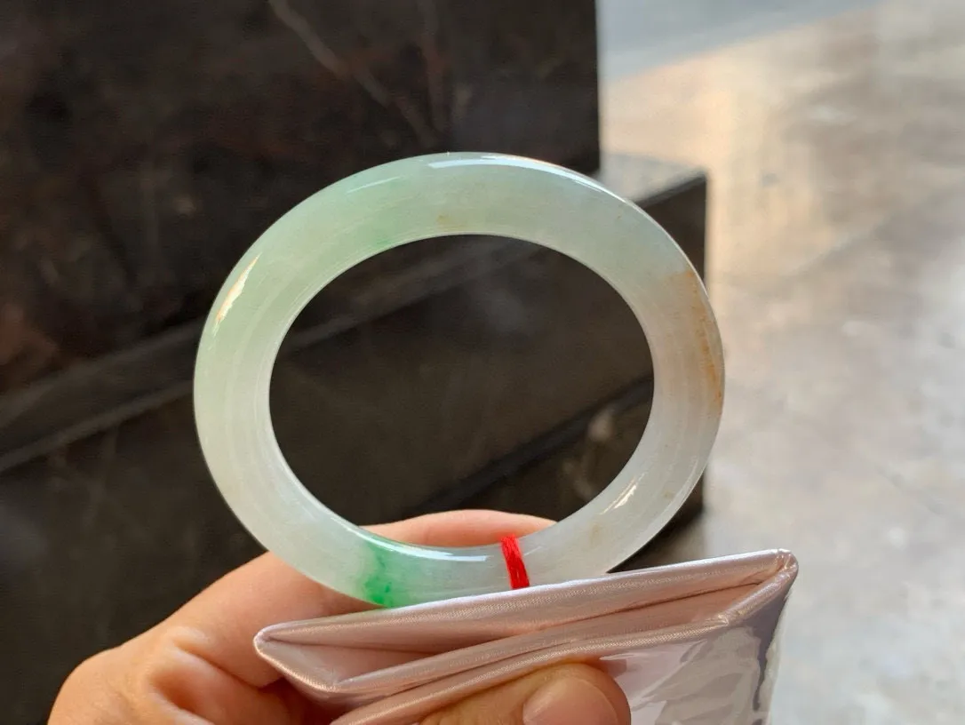 尺寸52.1/9.5， 黄加绿圆条手镯
水润细腻