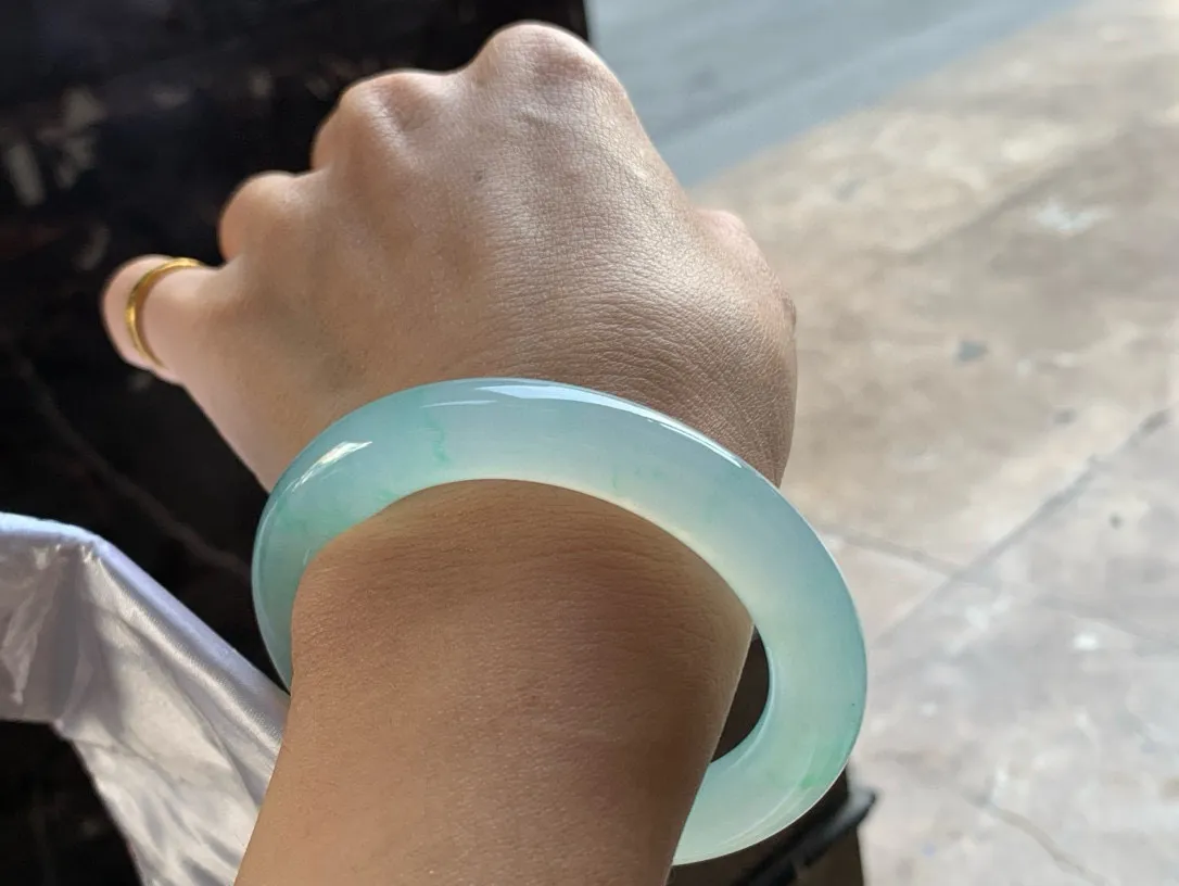 尺寸55.6/10.6/11.9，冰绿圆条手镯 
水润细腻 种老
