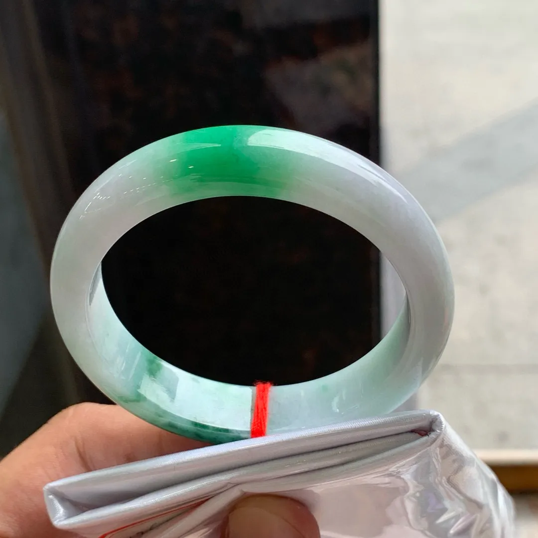 正圈冰糯阳绿飘花 无瑕 尺寸:54.4/12.2/7.4 色好