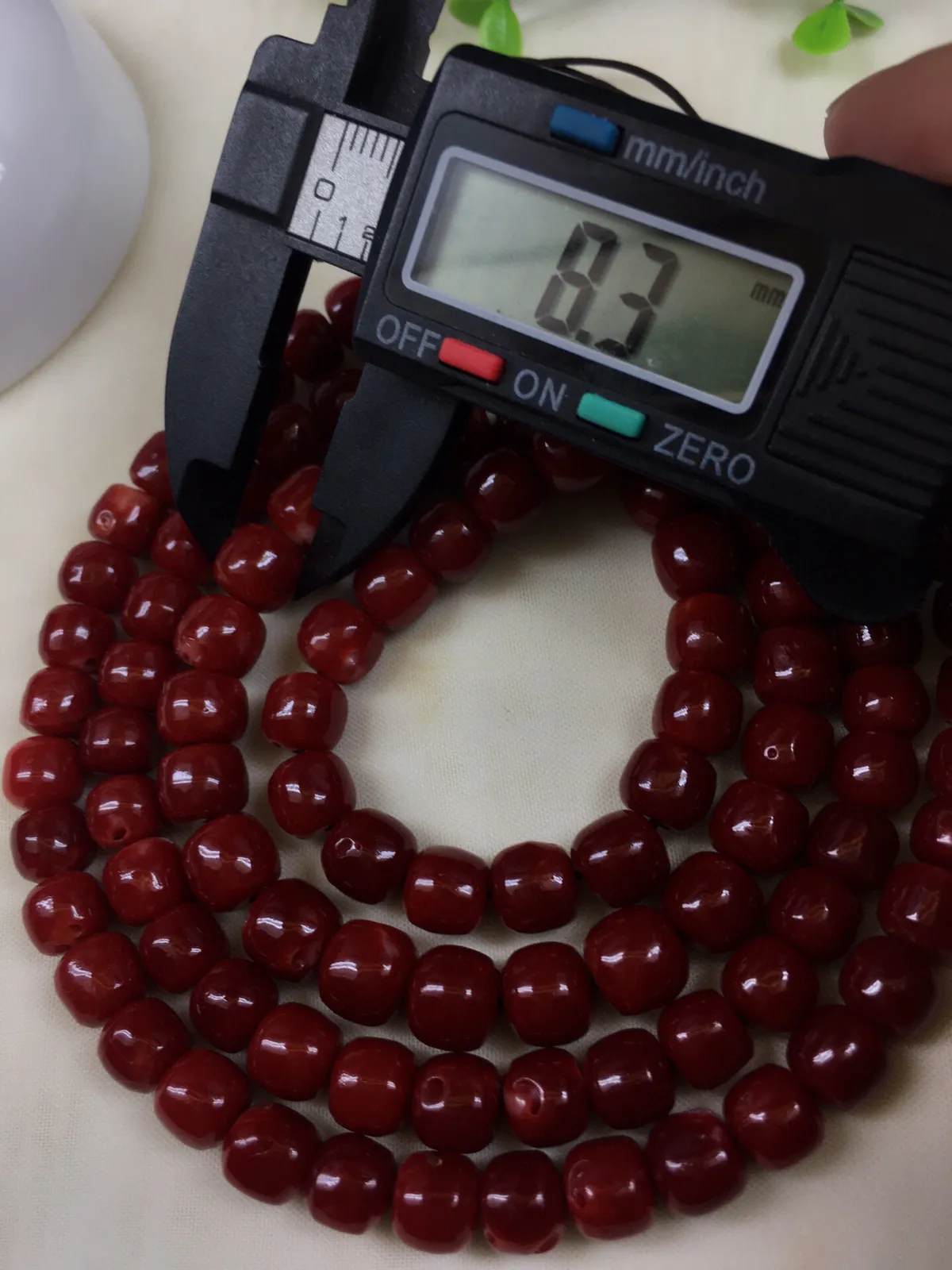 【天然日本阿卡赤血牛血8mm红珊瑚108佛珠串】珍藏传承佛教珍品，日本产地，阿卡材料，老型桶珠，色浓型美！天然无添加无优化，直径8.3-7.1mm左右，重量74.97克，光泽柔润透亮，108粒，少白芯，少虫眼。另加佛头弟子珠共120粒，珊瑚本为佛教珍宝，来自深海千年生长，是有机宝石，亦可当念佛珠！