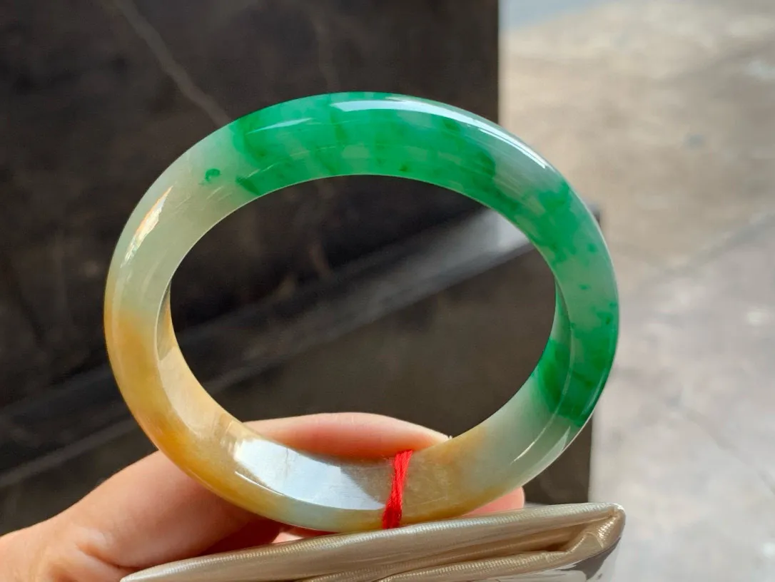 尺寸55.6/13.6/8.1，黄加绿手镯 
水润细腻