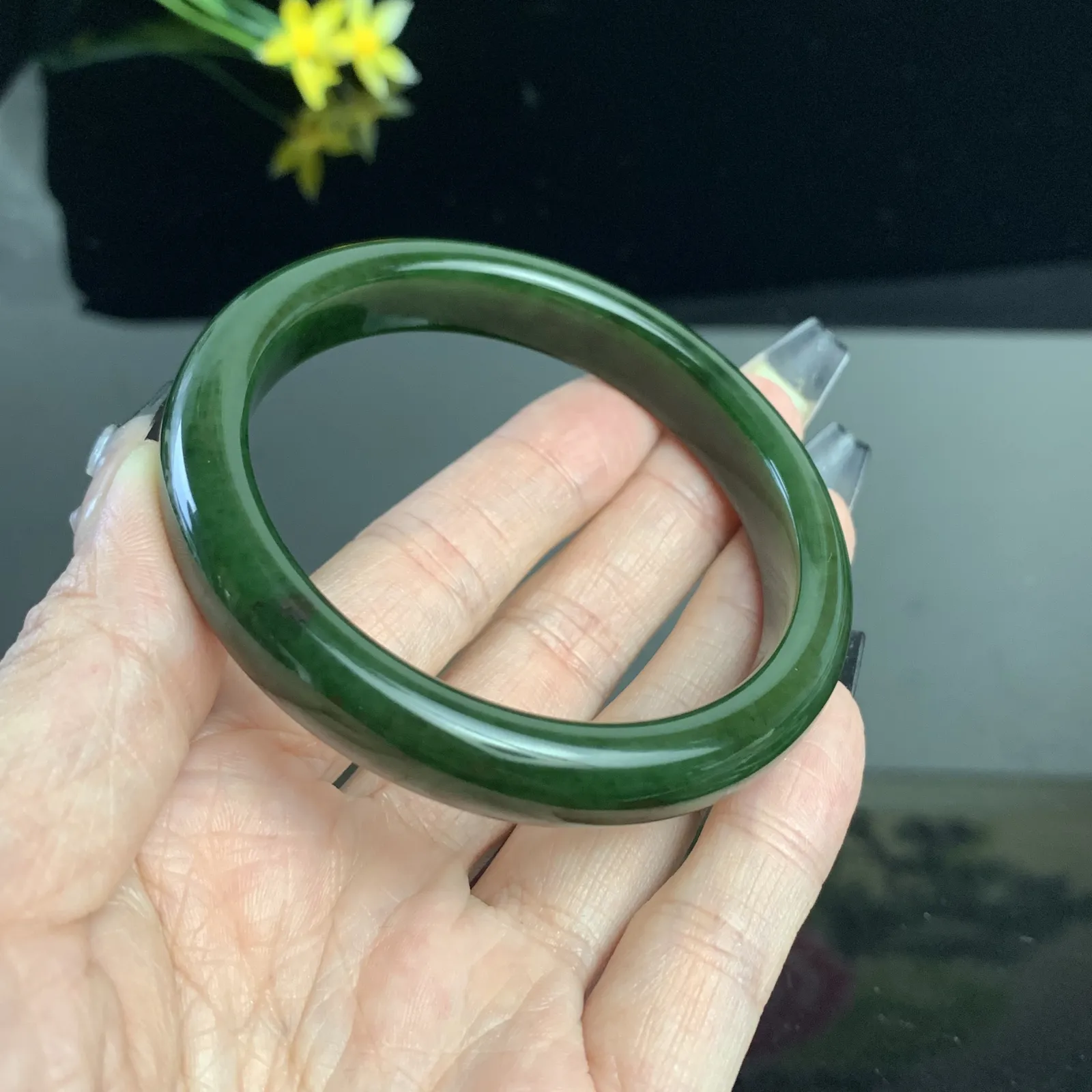 和田玉59圈口菠菜绿碧玉手镯！圈口59宽11.5玉质细腻油润 底色纯净 无纹裂 脂粉好，品质好