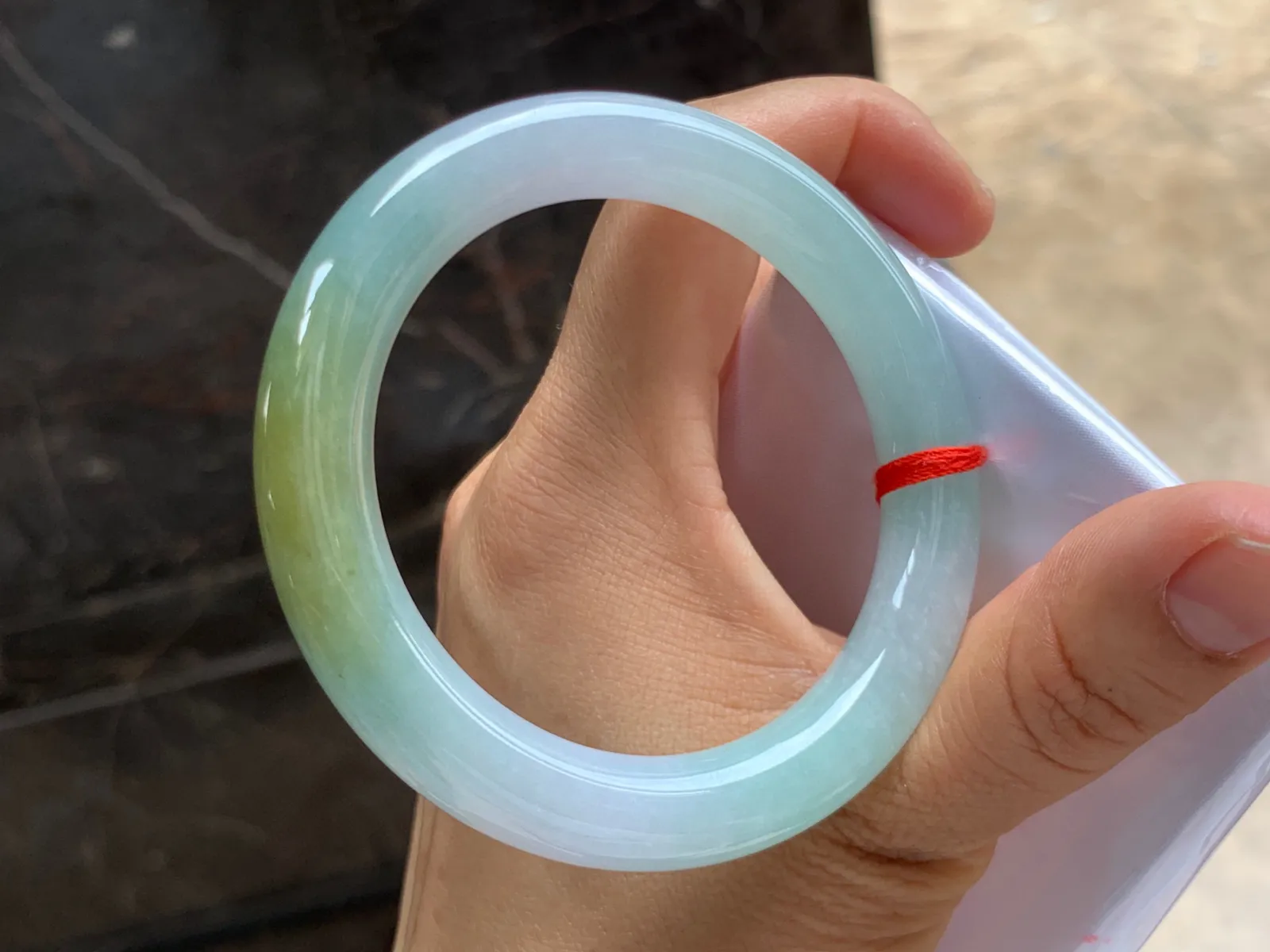54-10mm
黄加绿圆条手镯 底子细腻 颜色漂亮