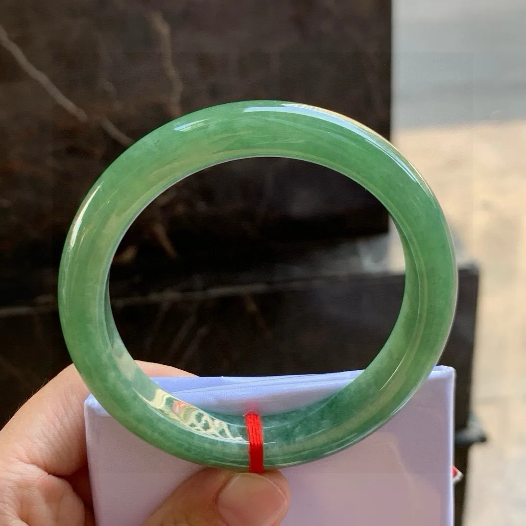 尺寸57.7/11.1/9，橄榄绿手镯
水润细腻 气质