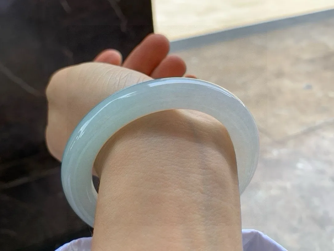 尺寸57.3/11.1，冰种圆条手镯
水润细腻 清爽 气质