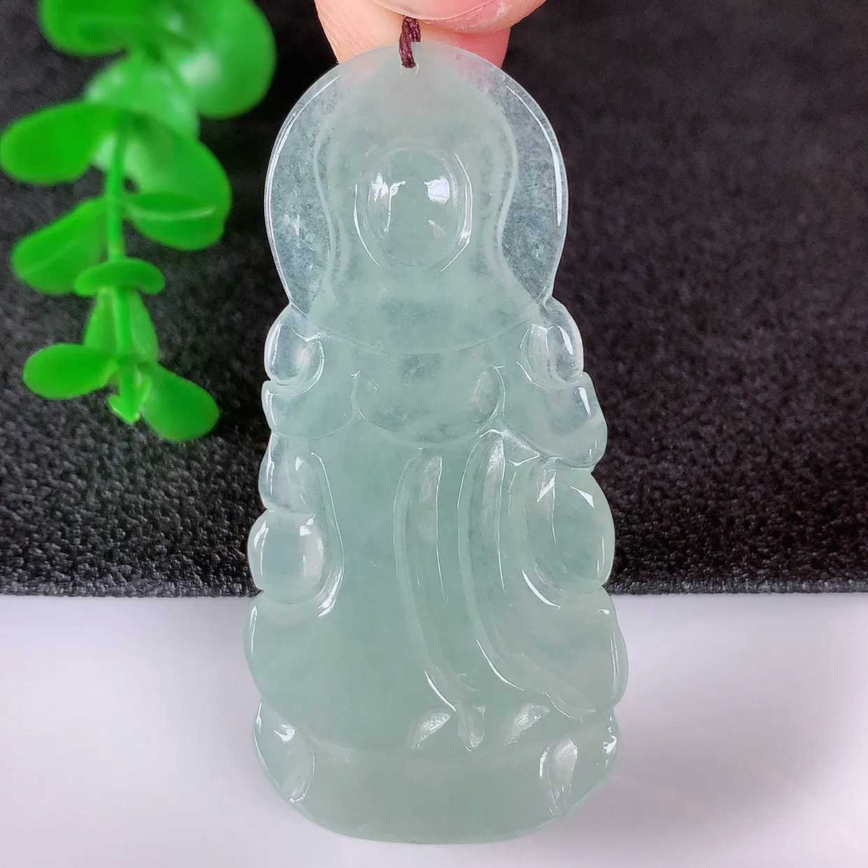 自然光实拍，冰种翡翠正装观音吊坠，赐福翡翠观音，翠色迷人，观音面相端庄，佩戴时尚出众！#57.10