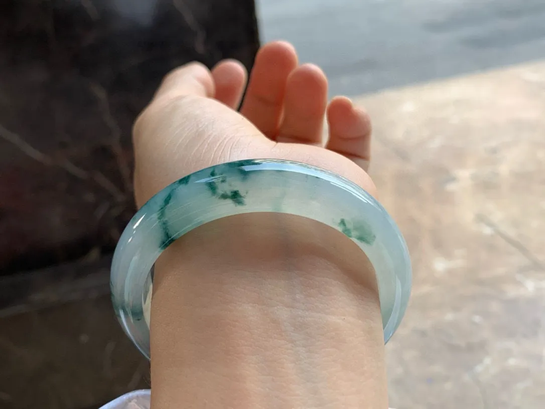 尺寸57.3/13.6/8.6，冰飘花手镯
水润细腻气质