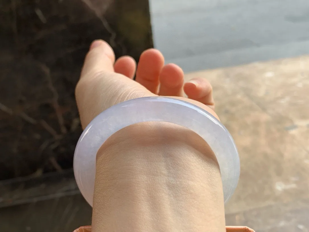 尺寸54.2/10， 冰种圆条手镯
水润细腻，冰透