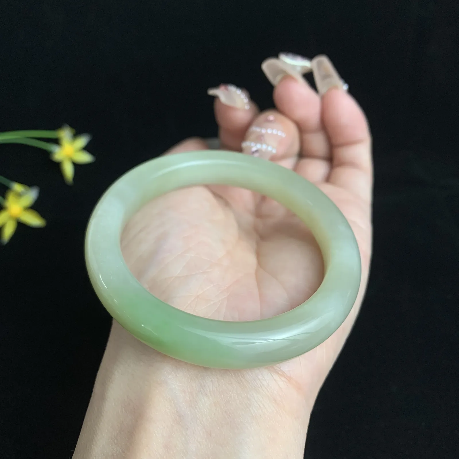 和田玉53圈口青海翠翠青手镯！圈口53宽10.5玉质细腻油润 底色纯净 脂粉好，品质好！