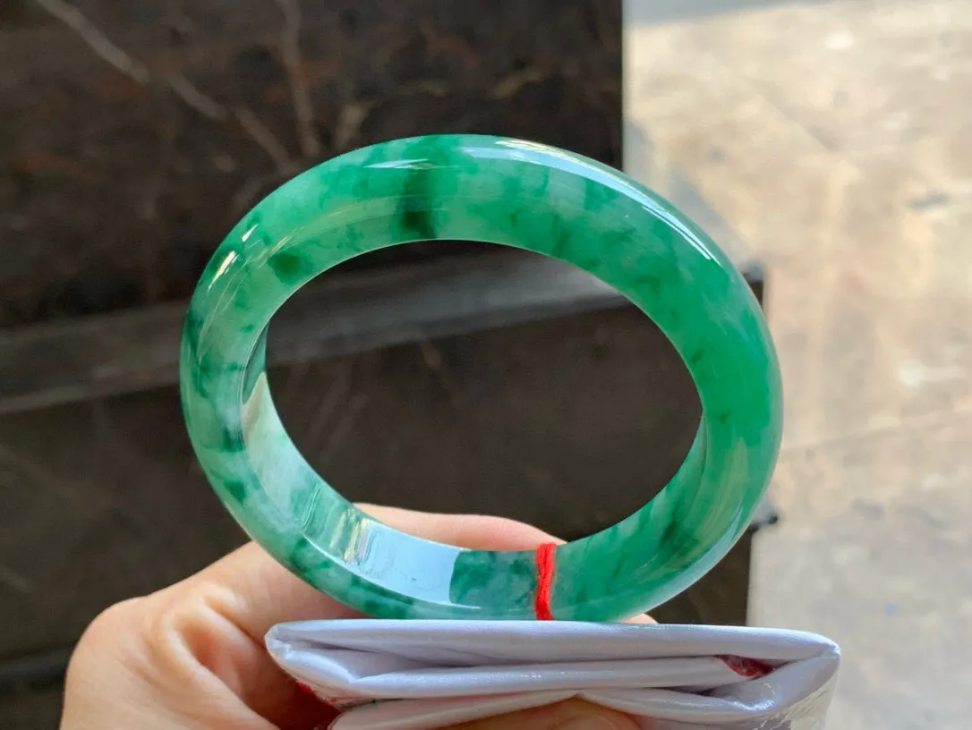 尺寸59/13.3/9.5，飘花手镯
水润细腻 种老 气质