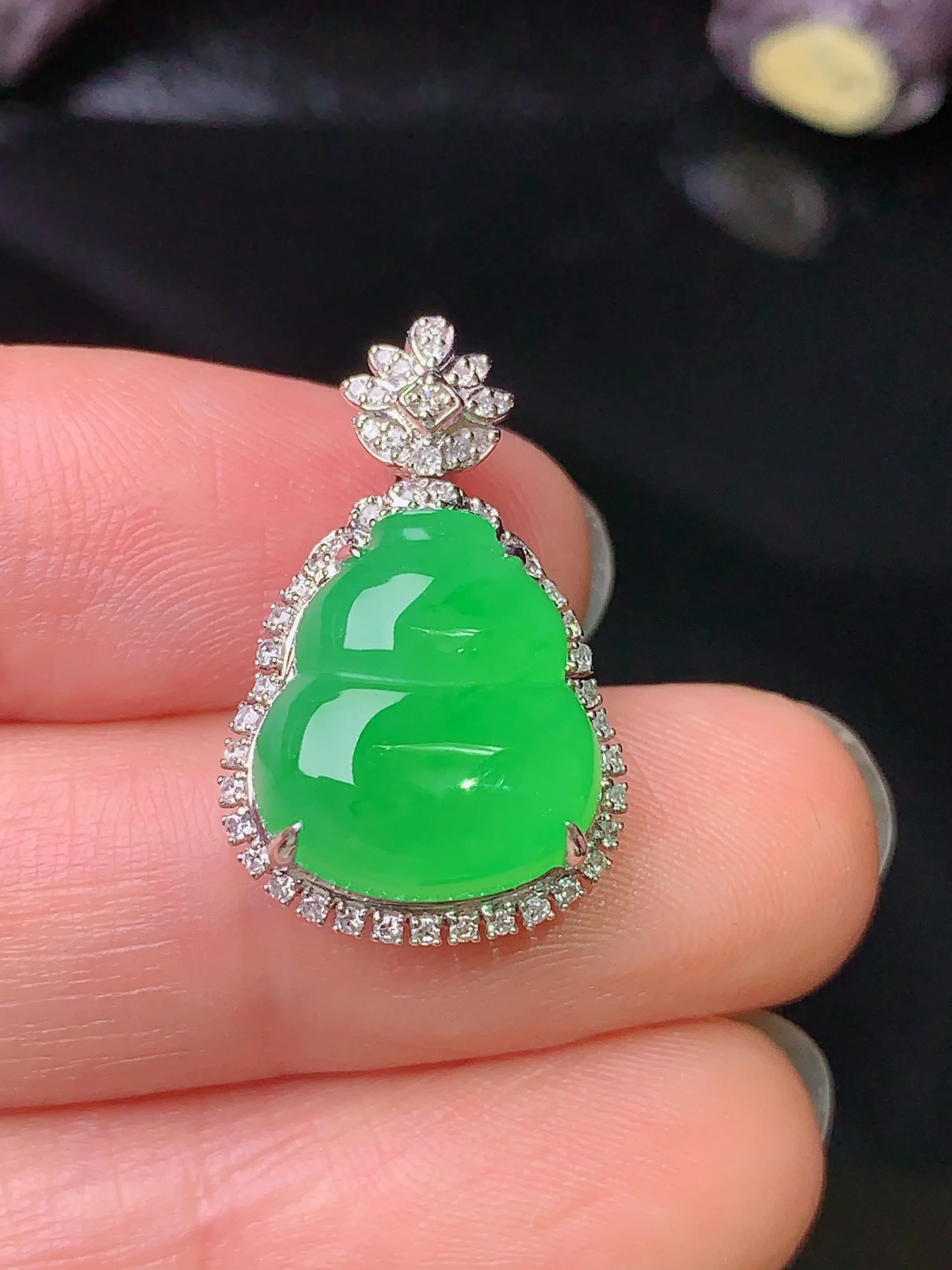 18k金钻镶嵌翠绿葫芦吊坠 玉质细腻 色泽清新艳丽 整体尺寸23*14.5*8.8