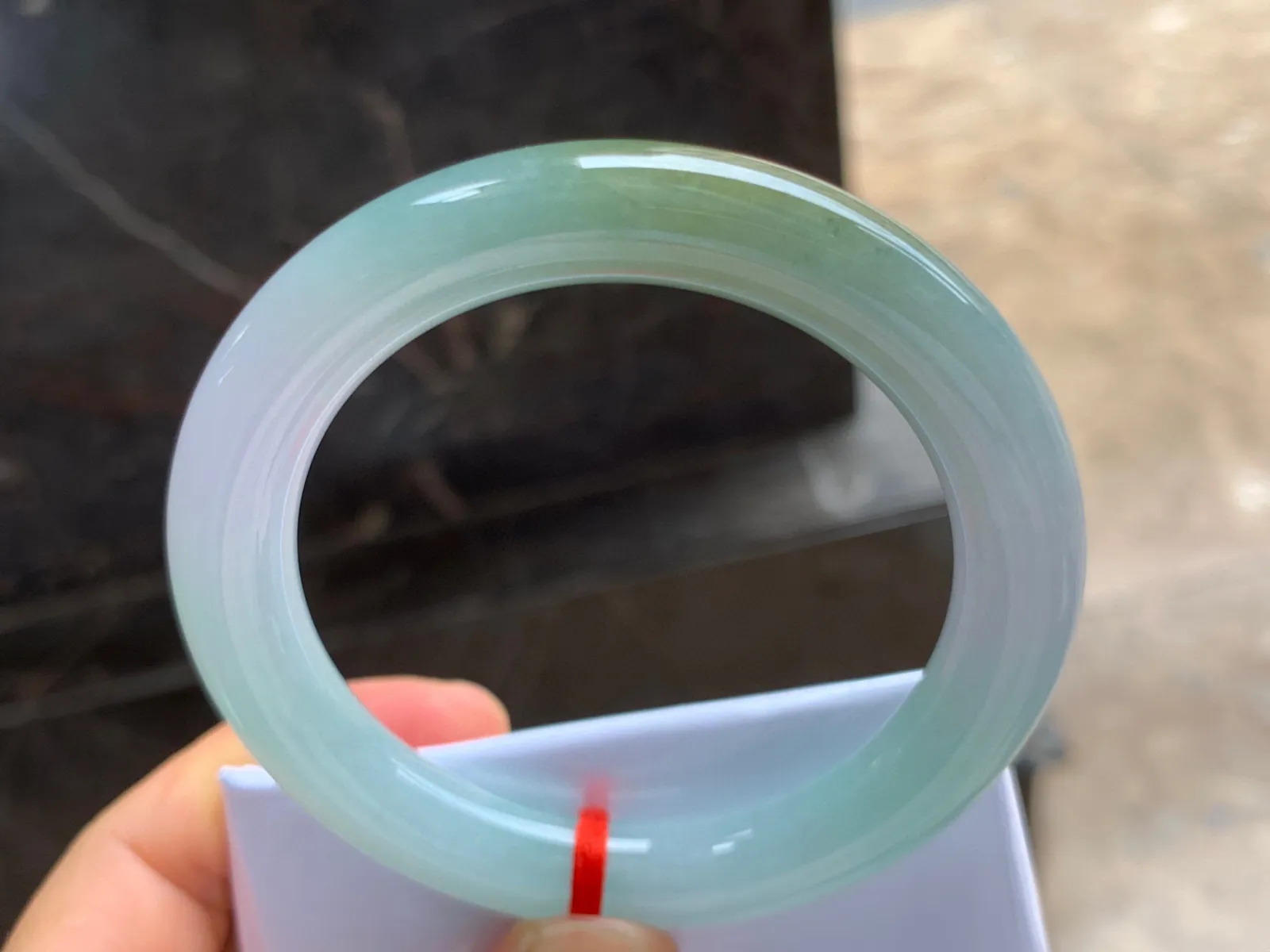54-10mm
黄加绿圆条手镯 底子细腻 颜色漂亮