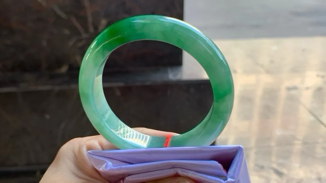 尺寸56/13.2/9.2，辣绿手镯
冰透水润细腻