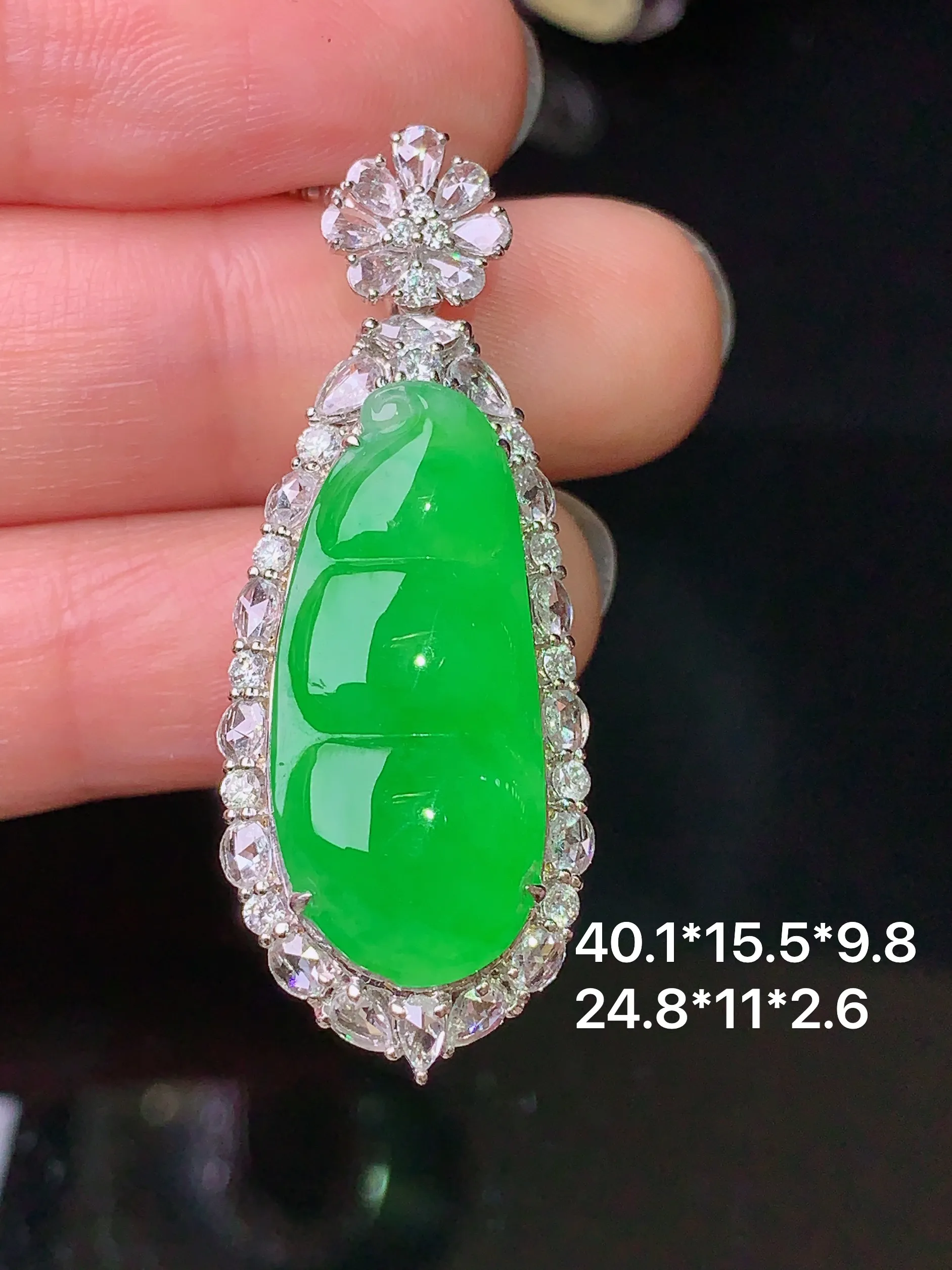18k金钻镶嵌翠绿四季豆吊坠 玉质细腻 色泽清新艳丽 整体尺寸40.1*15.5*9.8
