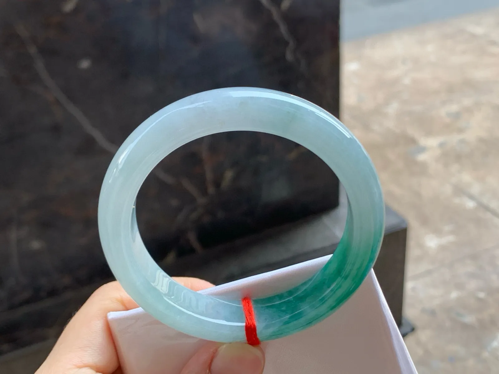 尺寸55.6/12.8/8.6，冰飘花手镯
水润细腻