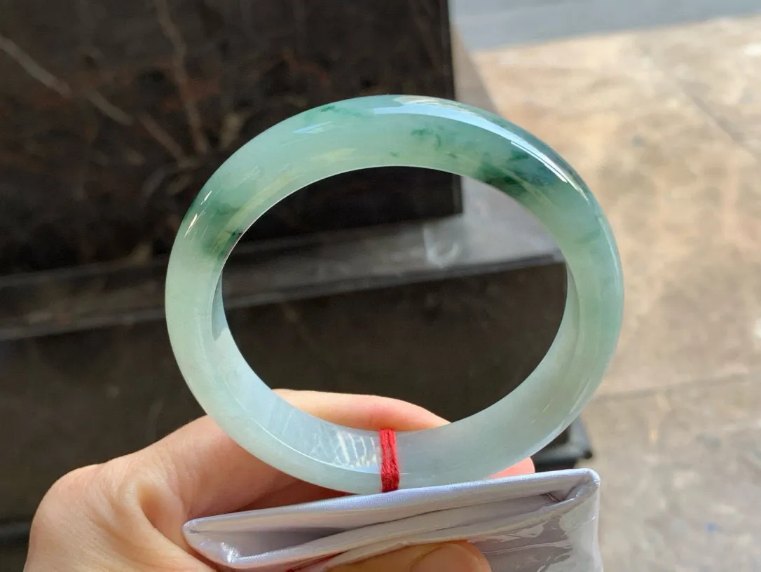尺寸60.9/13.7/8.5，飘花手镯
冰透水润细腻 种老 有韵味