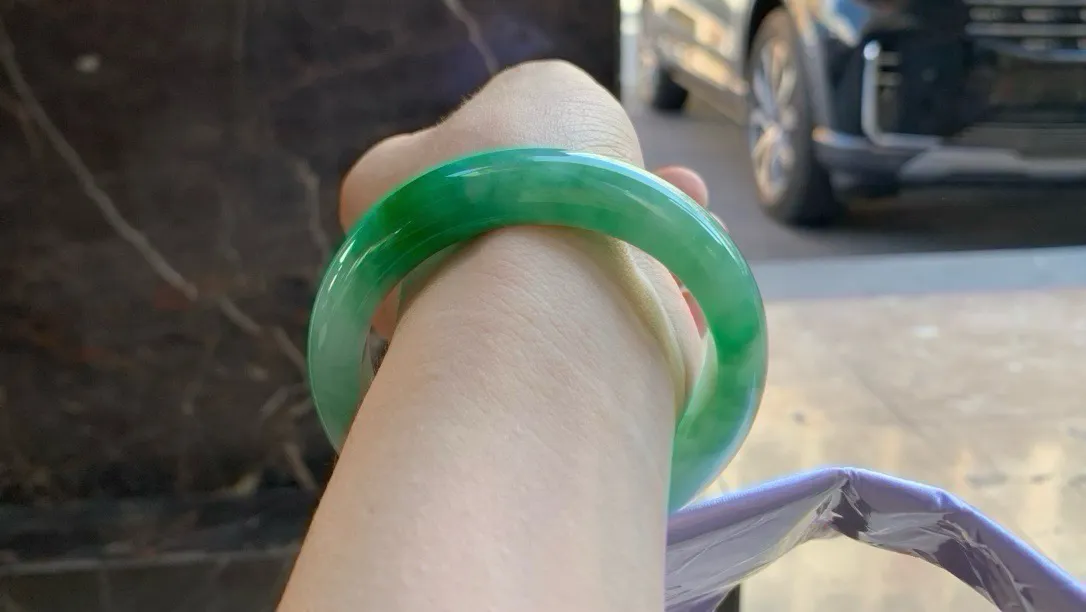 尺寸56/13.2/9.2，辣绿手镯
冰透水润细腻