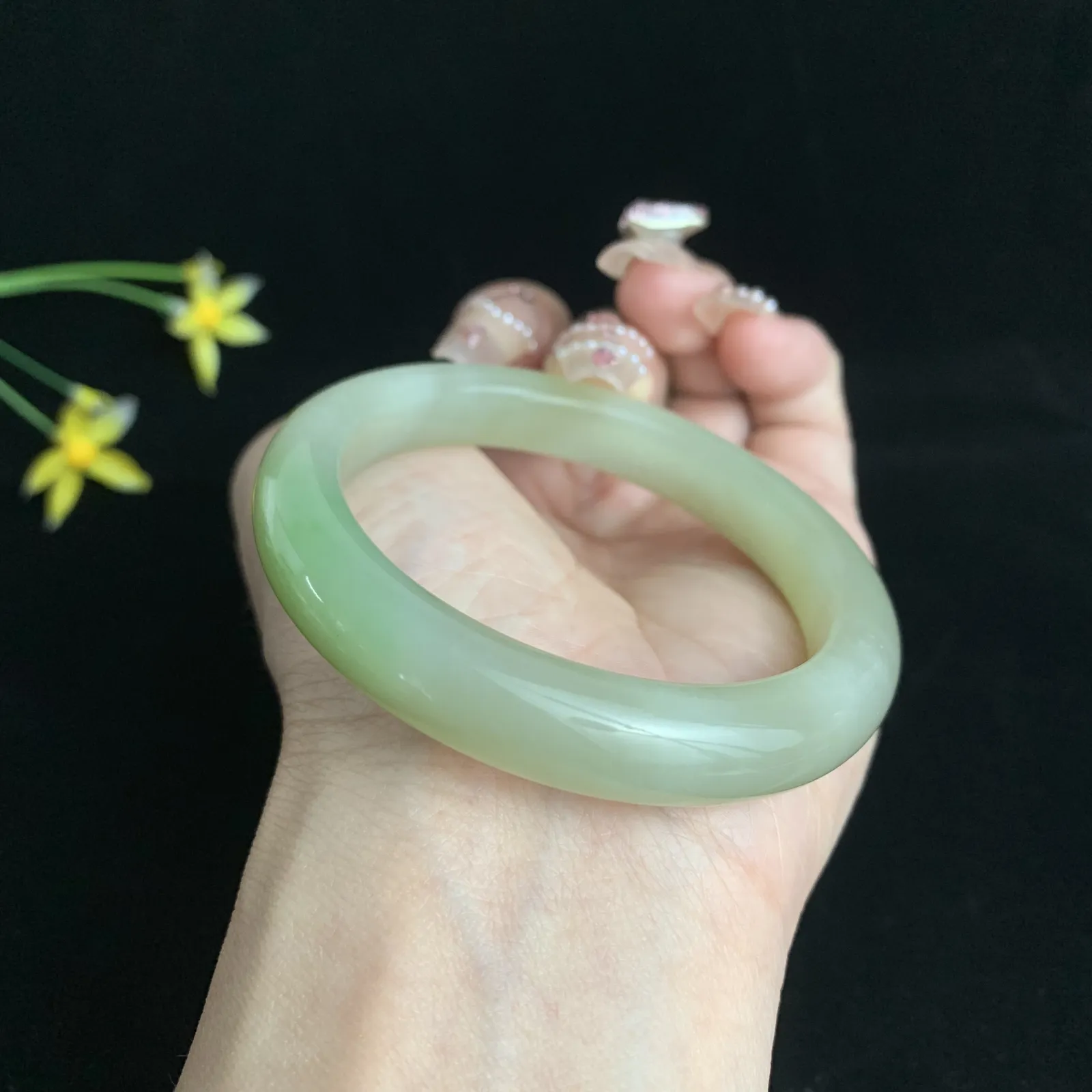 和田玉53圈口青海翠翠青手镯！圈口53宽10.5玉质细腻油润 底色纯净 脂粉好，品质好！
