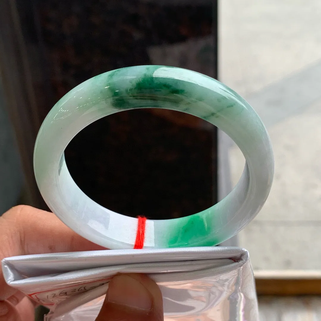 正圈冰糯阳绿飘花 无瑕 尺寸:54.4/12.2/7.4 色好