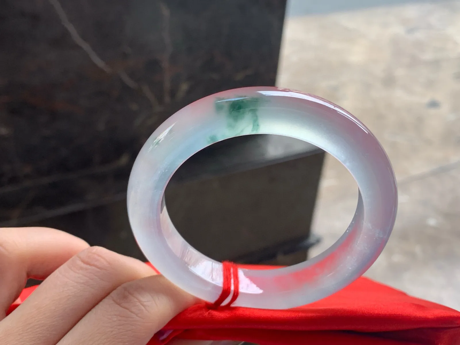 玻璃种飘花大圈口手镯
尺寸：56.5-12.5-9.5mm
荧光十足～360度无死角～