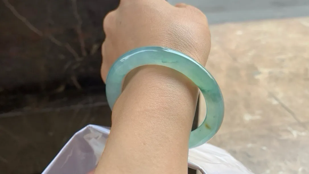 尺寸50.8/9，冰晴圆条手镯
冰透水润细腻 种老气质