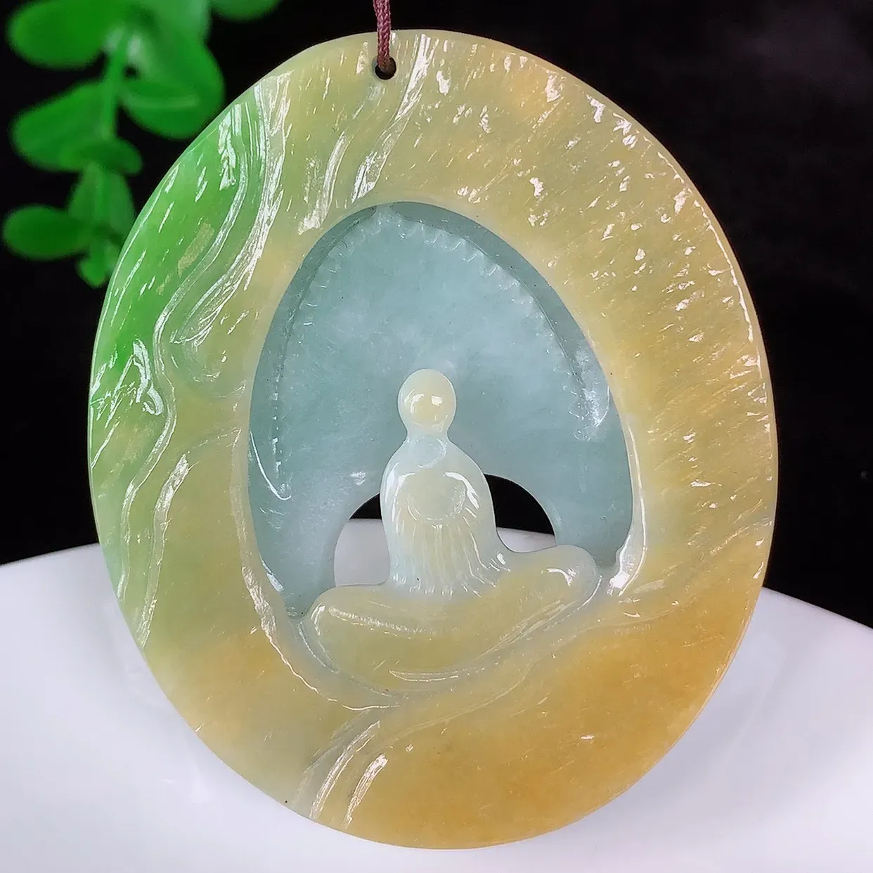 自然光实拍，冰润冰糯种双彩黄加绿翡翠悟道吊坠，翡翠悟道寓意“祥和，安宁，吉祥，幸福”，佩戴效果优雅迷人，性价比超高！#60.10