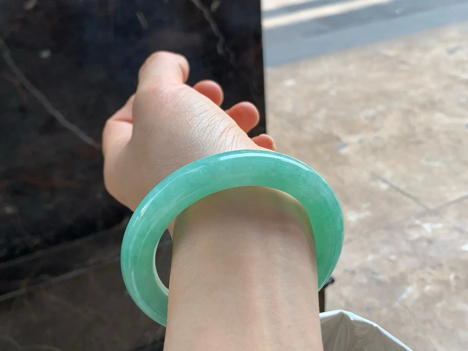 尺寸57.3/11.8，带色圆条手镯
水润细腻