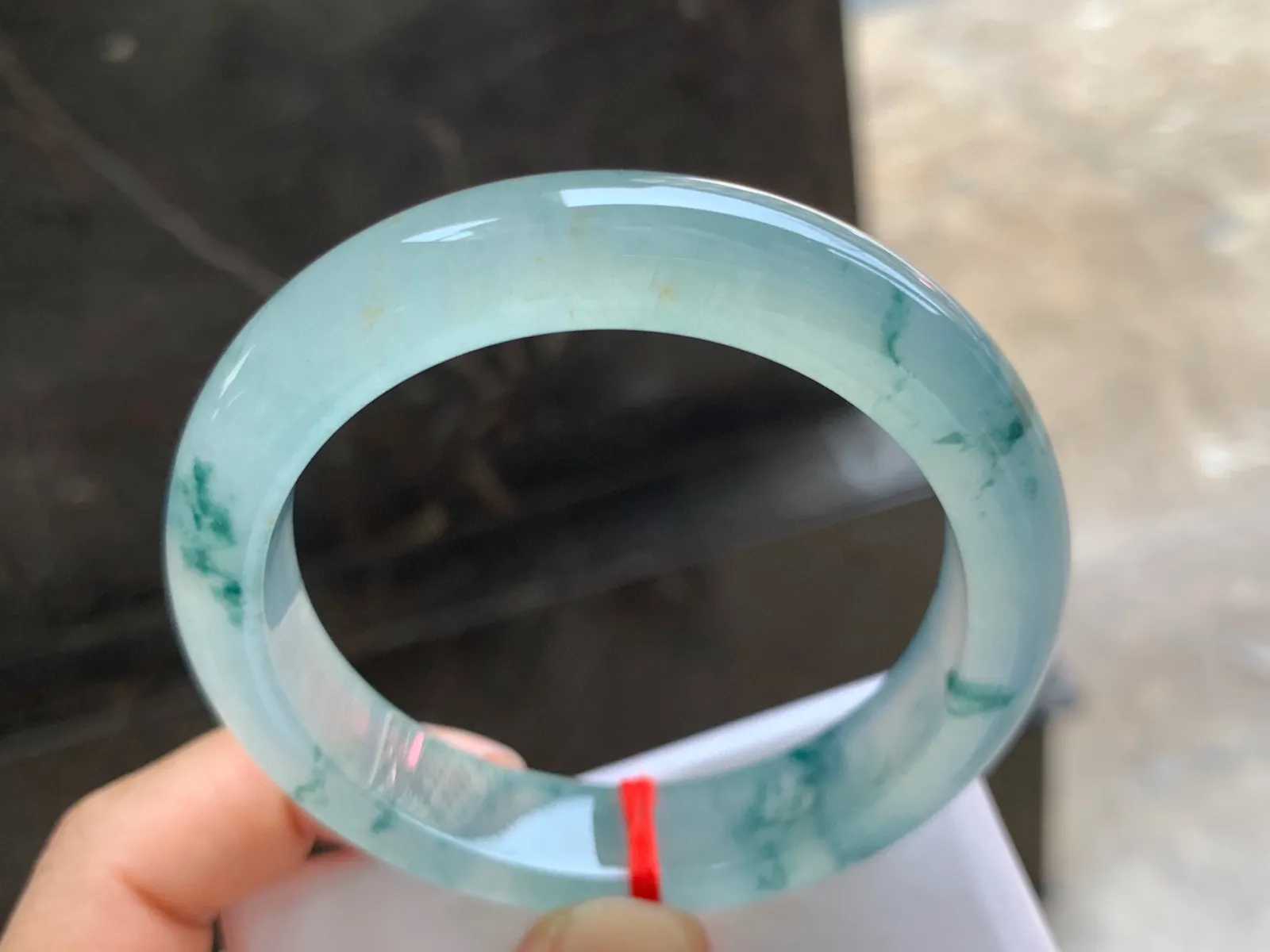 55.5-12.5-8.5mm
冰种飘花手镯 水润冰透 起荧光 花色漂亮