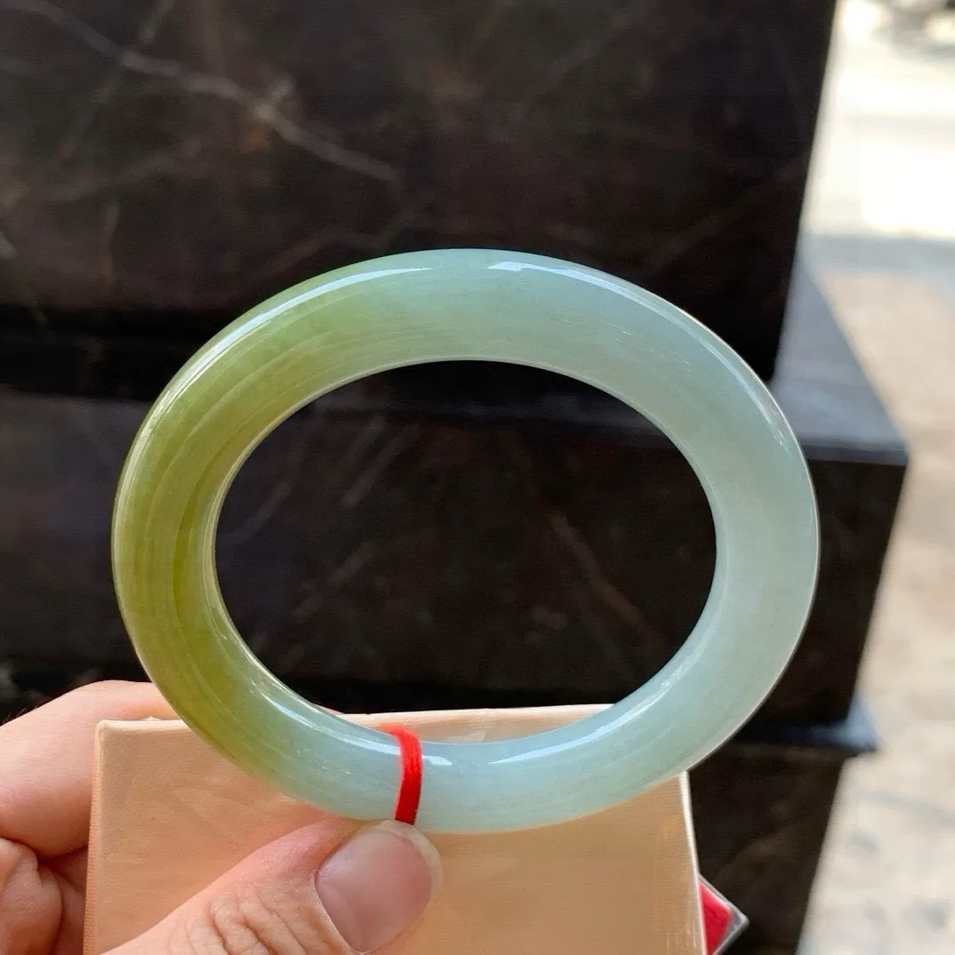 尺寸57/11.2，冰种黄翡圆条手镯
 水润细腻 清爽甜美  气质