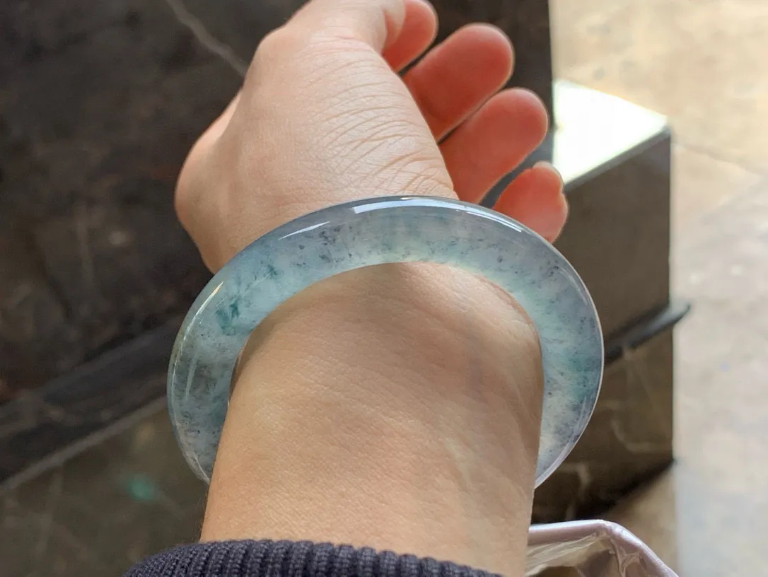 尺寸56.6/11.5，冰种圆条手镯 
 水润细腻 老种老色