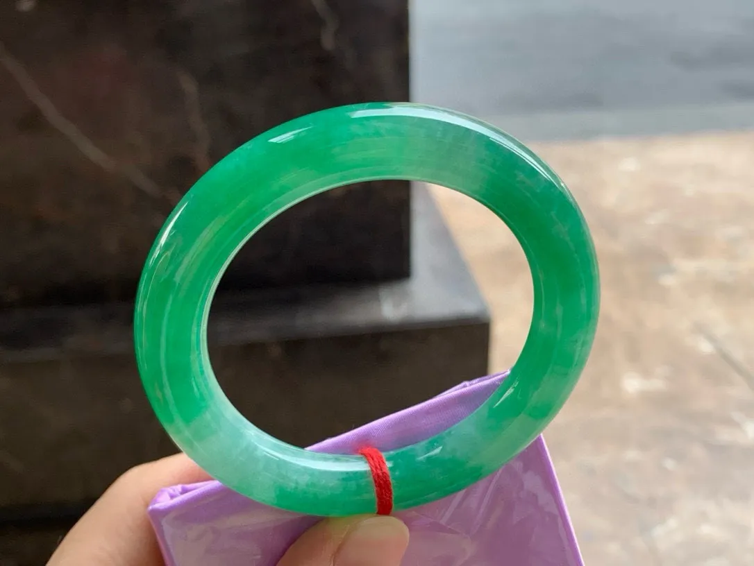 尺寸54.9/10.9，阳绿圆条手镯
水润细腻 种老色辣