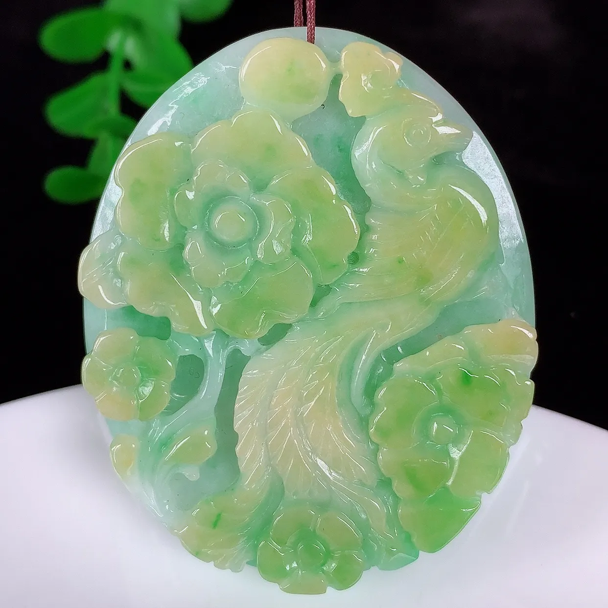 自然光实拍，冰润冰糯种双彩黄加绿翡翠凤凰吊坠，龙凤呈祥，花开富贵，种老水足，翠色灵动，寓意美好，佩戴