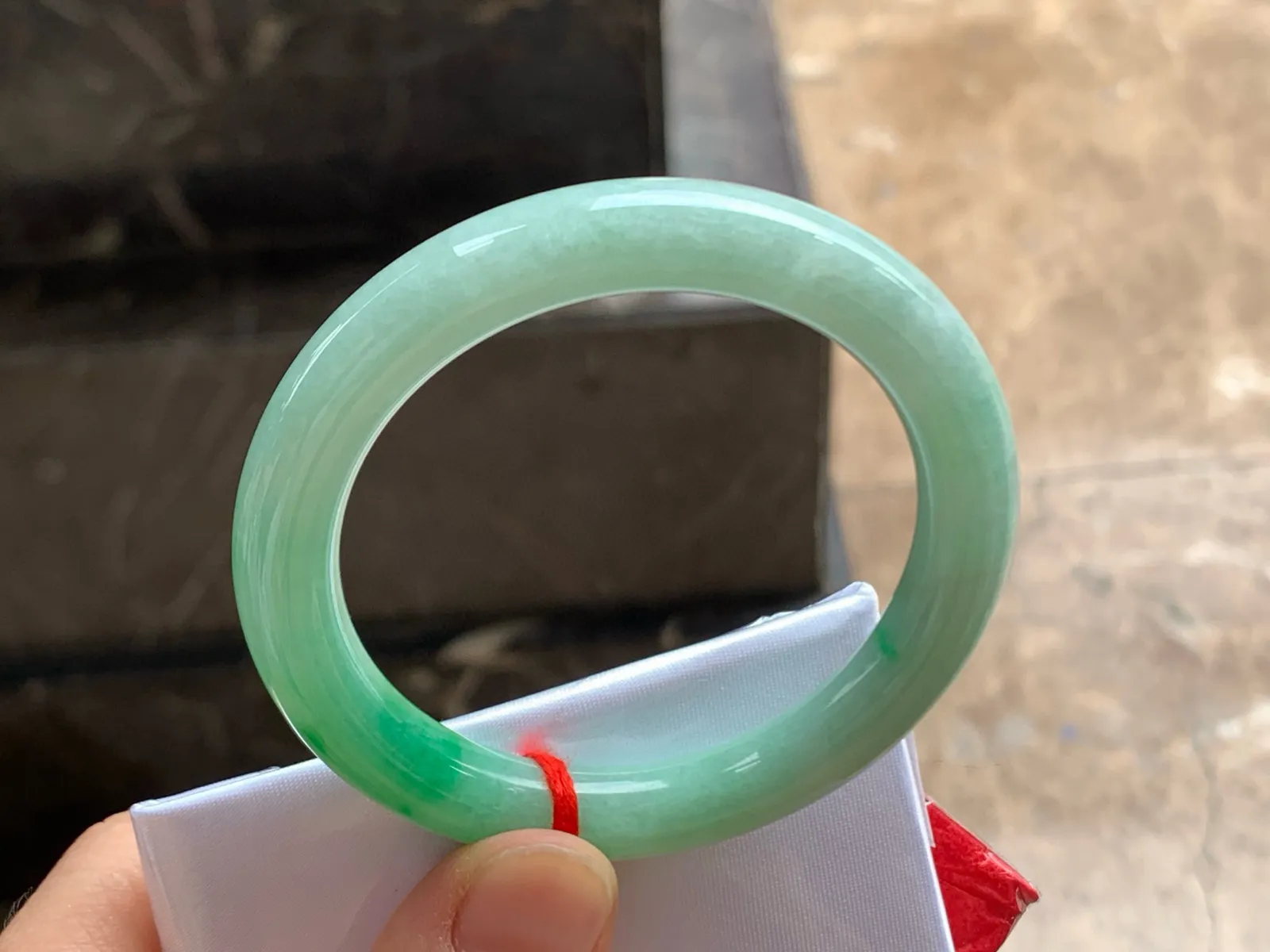 尺寸51.1/9.1，一抹辣绿圆条手镯
水润细腻 色艳