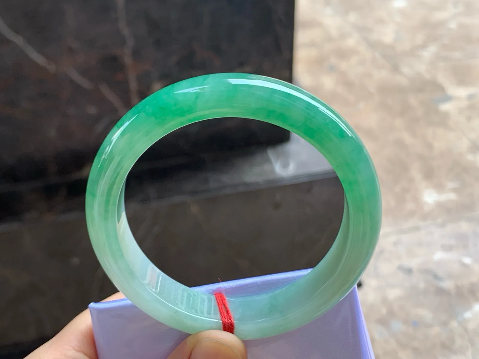 尺寸58.9/13.1/8.7，辣绿手镯
水润细腻 种老