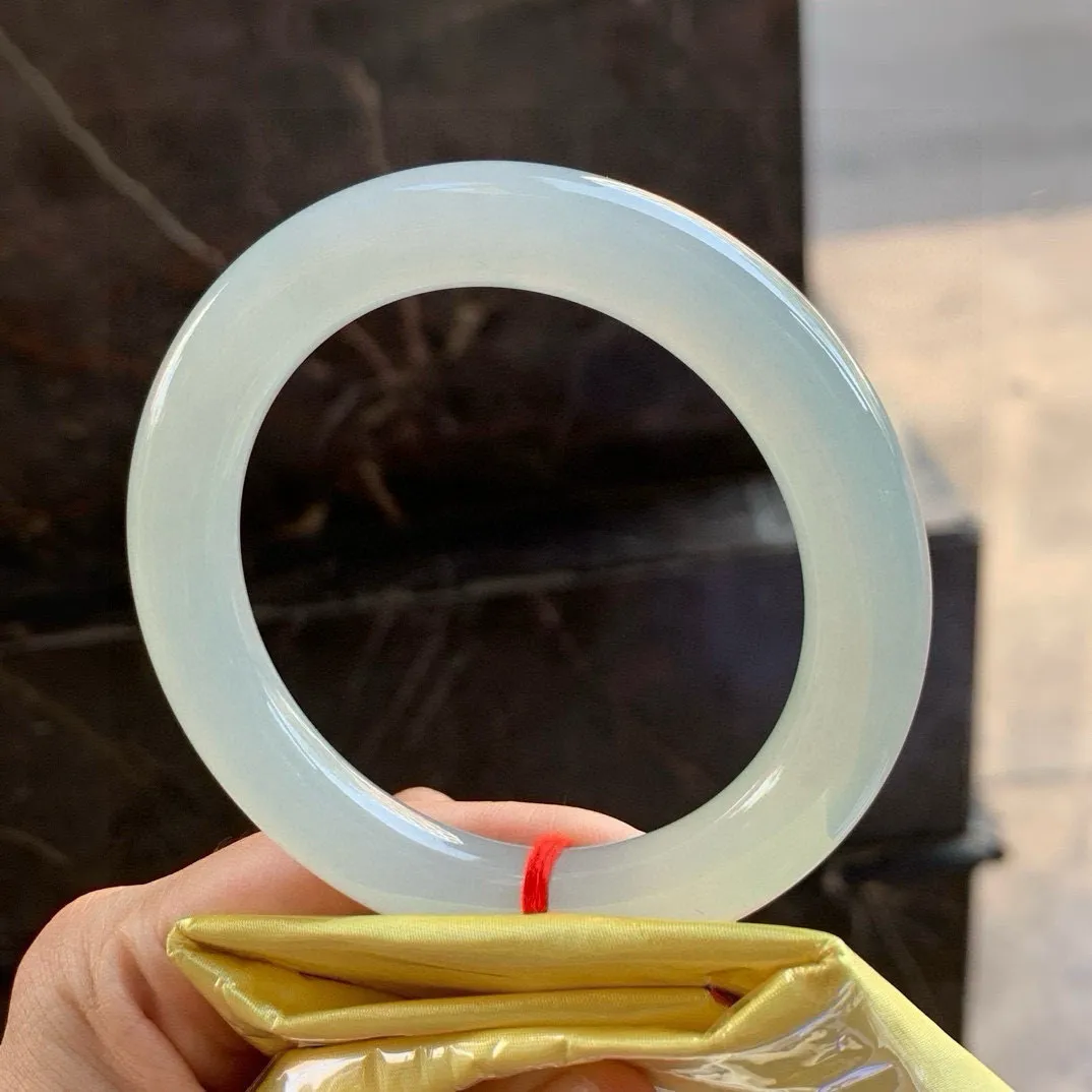 尺寸57.7/11，冰种圆条手镯
冰透水润细腻 清爽 气质