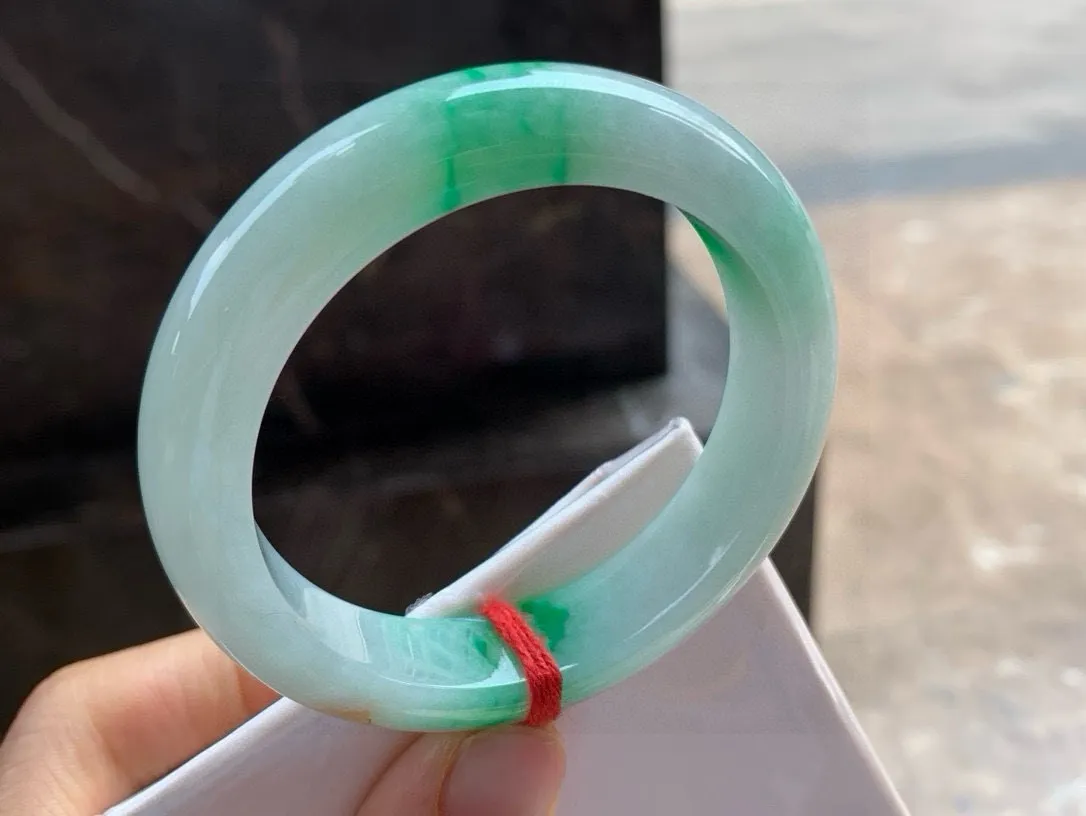 尺寸51.6/12.7/8.4，带色手镯
冰透水润细腻气质