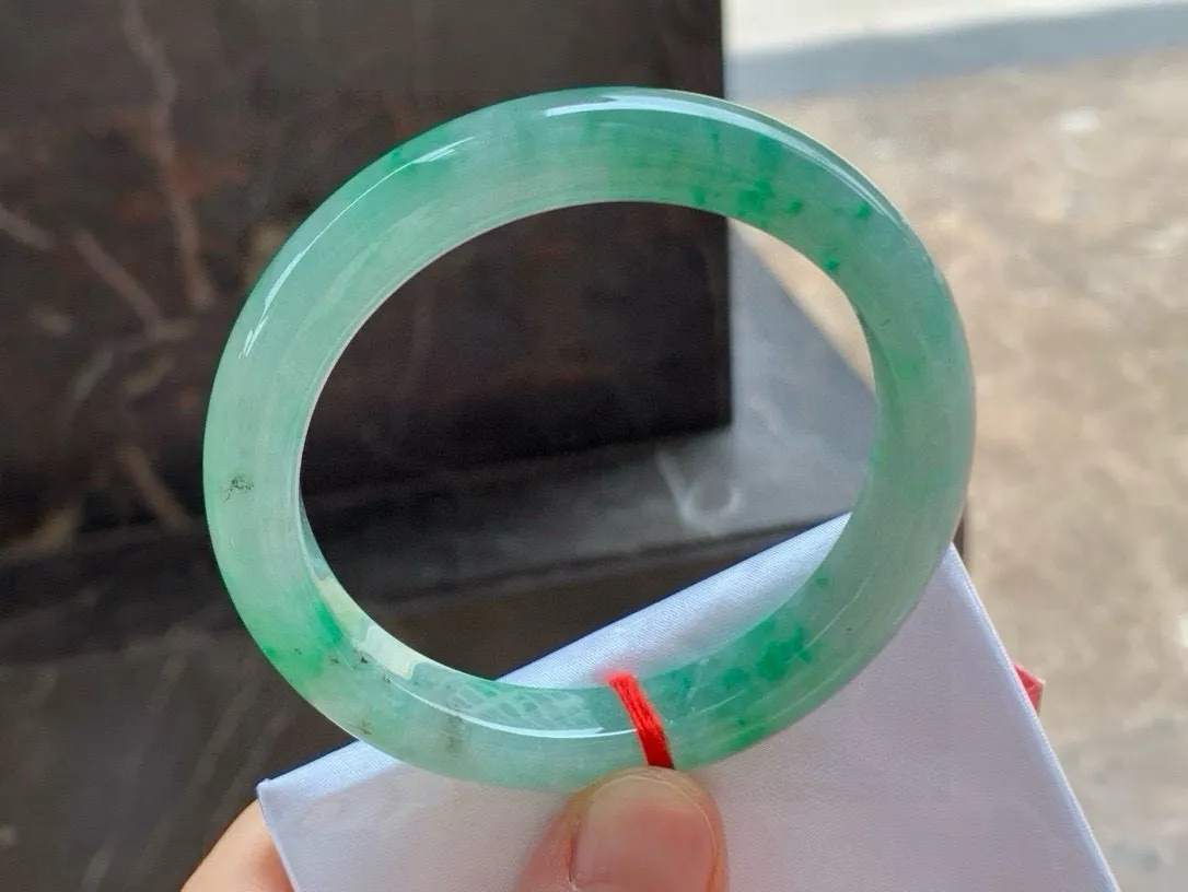 尺寸54.6/10.9/8.4，带色手镯
冰透水润细腻 清爽 气质大气