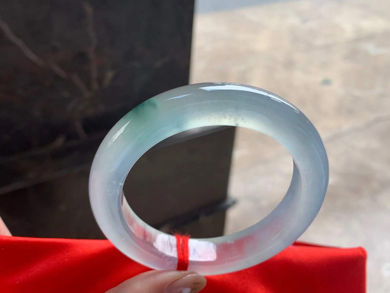 玻璃种飘花大圈口手镯
尺寸：56.5-12.5-9.5mm
荧光十足～360度无死角～