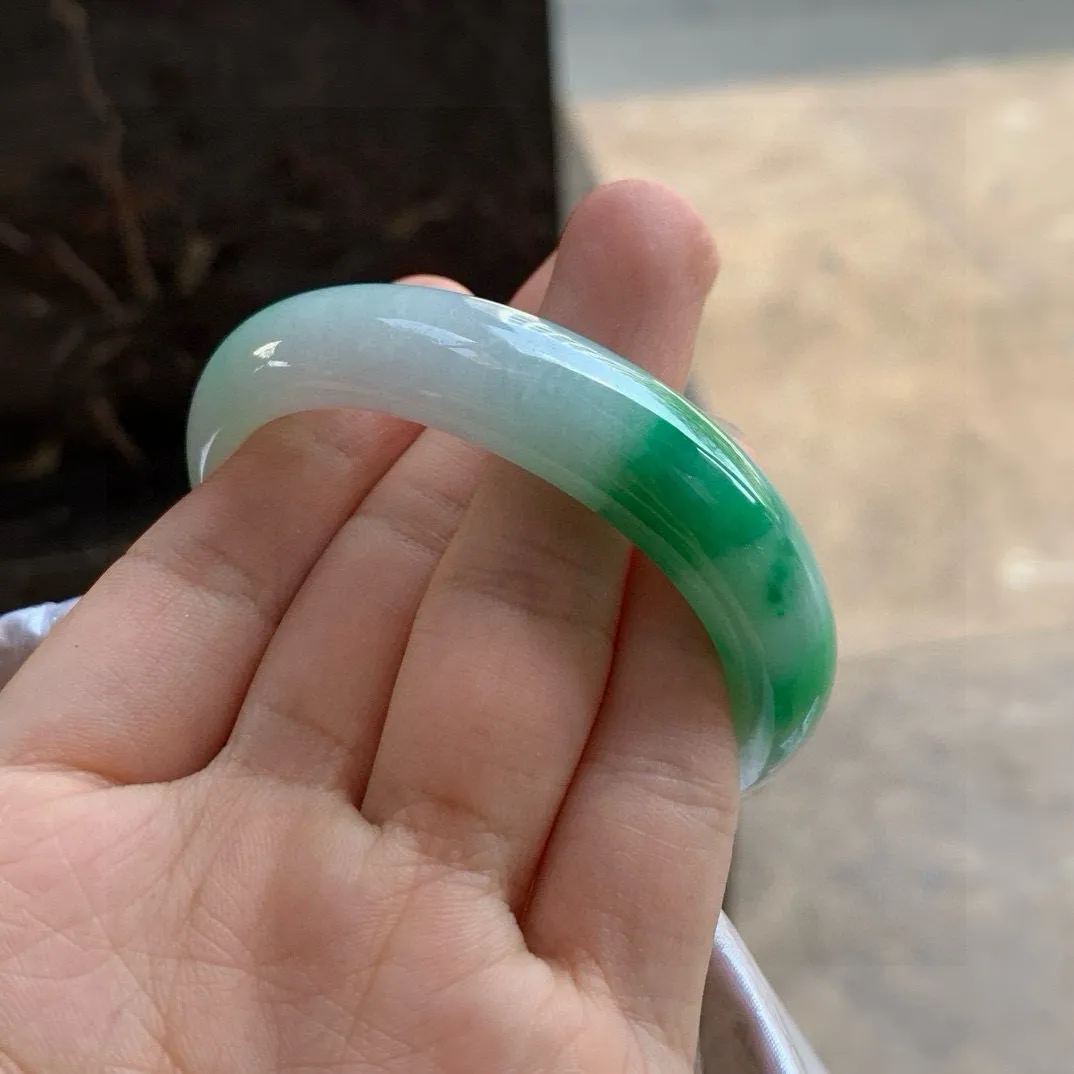 尺寸54/13.5/7.5，辣绿贵妃手镯
 水润细腻 清爽甜美