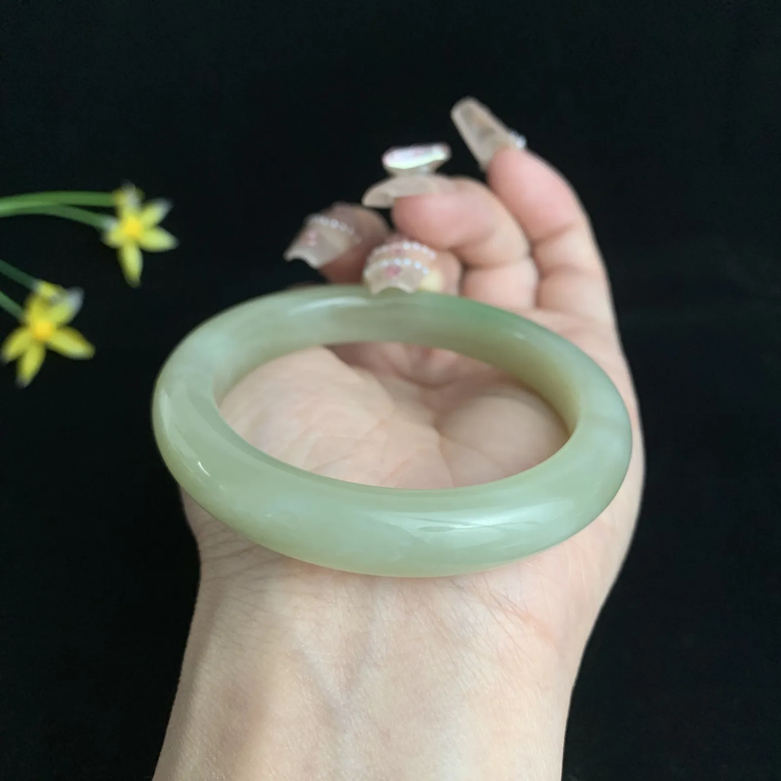 和田玉53圈口青海翠翠青手镯！圈口53宽10.5玉质细腻油润 底色纯净 脂粉好，品质好！