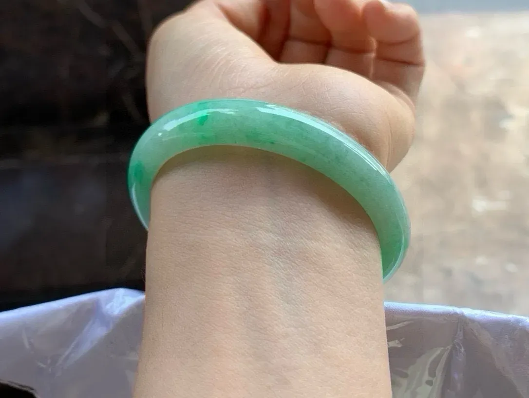 尺寸55.7/10.4/7.2，带色贵妃手镯
冰透水润细腻 种老气质