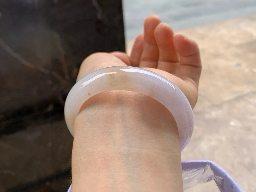 尺寸52.8/12.9/8.6，黄翡洒金手镯
水润细腻 气质大气
