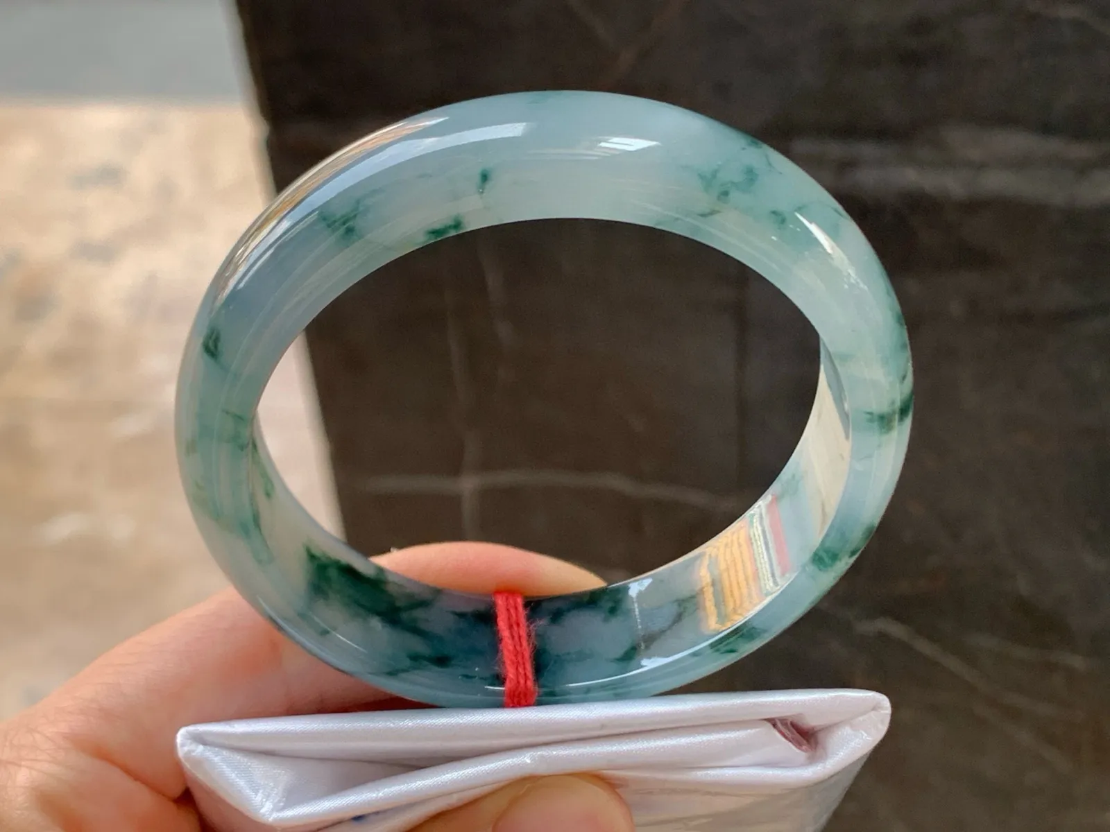尺寸58.6/15.6/7.3，冰种飘花手镯
水润细腻 上手漂亮 气质大气