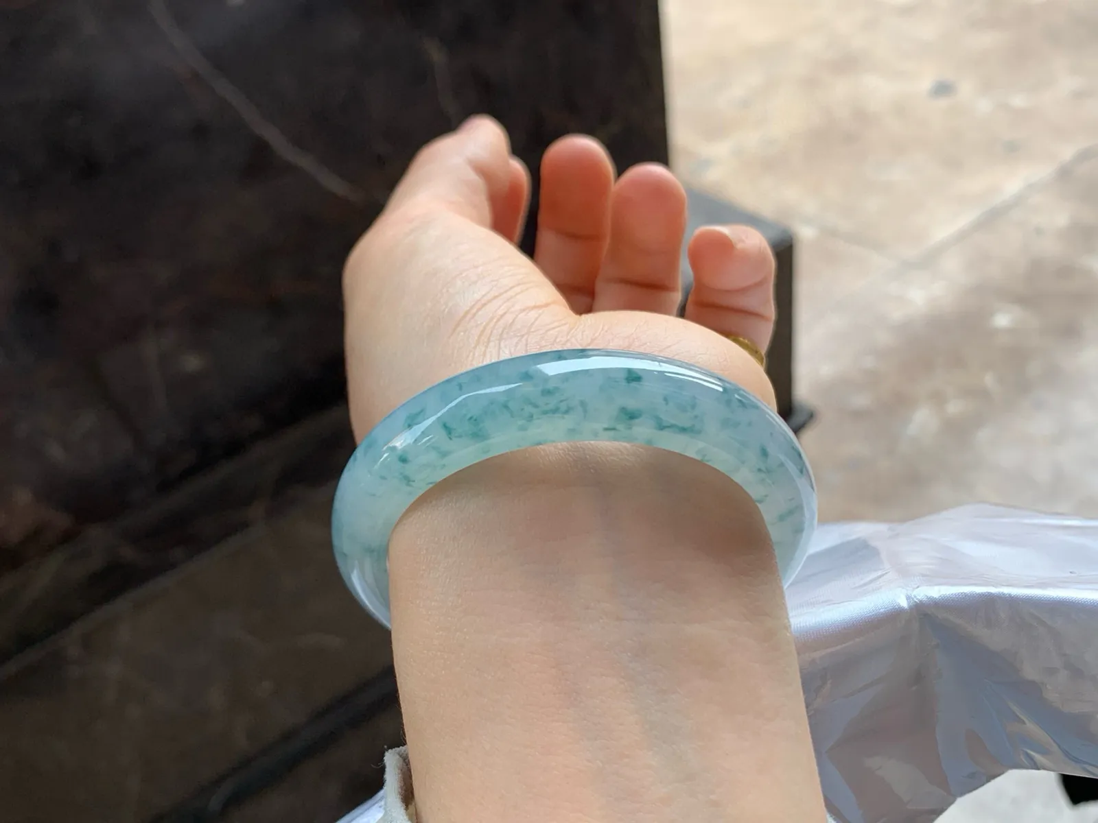 尺寸54.6/12.4/7.9，冰飘花手镯
水润细腻 清新甜美