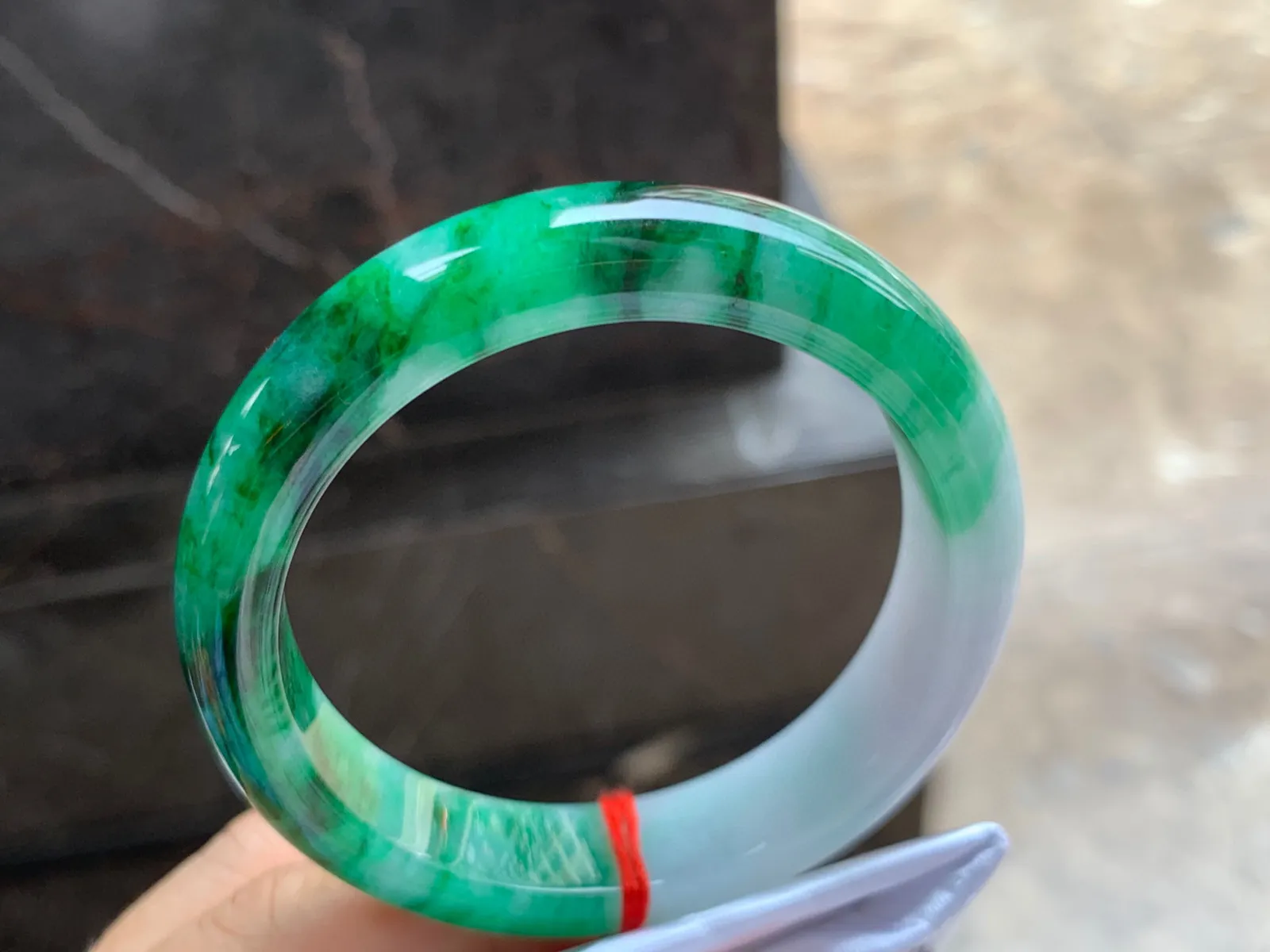 54.5-13-8.5mm
瓜皮绿手镯 底子细腻 颜色辣绿 上手大气